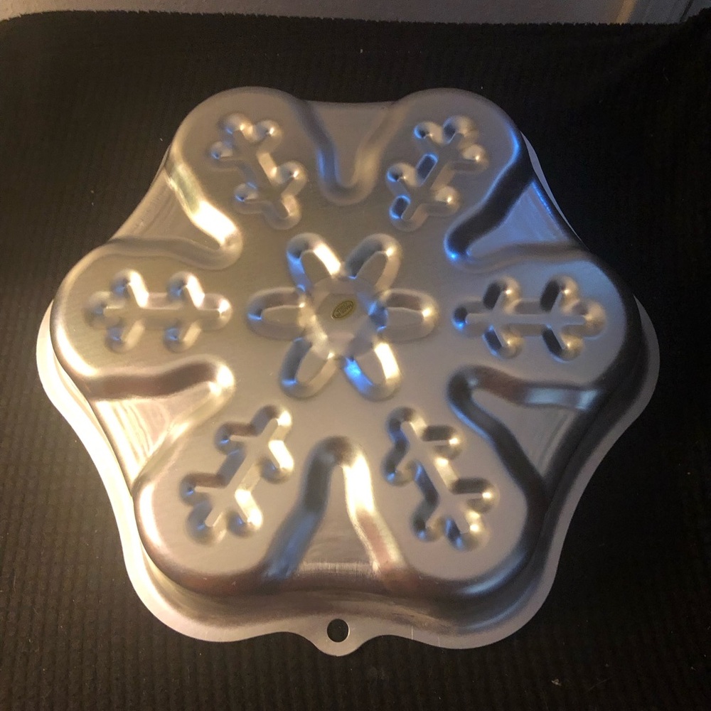 🎄Snowflake Cake Mold- 707 $15 or $12 w/offer